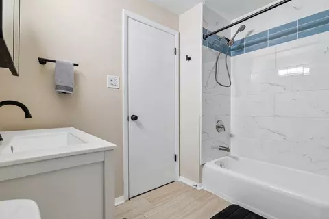 Bath - 936 E 84th Pl #A, Chicago, IL 60619 photo 2 of 3