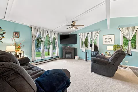 Living - 515 E High St, Morris, IL 60450 photo 2 of 3