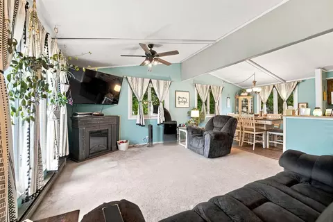 Living - 515 E High St, Morris, IL 60450 photo 1 of 3
