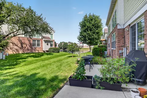 Exterior - 140 Bay Dr, Itasca, IL 60143 photo 8 of 9