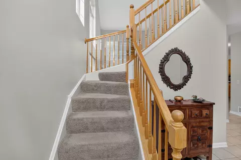 Entry Way - 140 Bay Dr, Itasca, IL 60143 photo 4 of 9