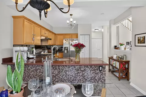 Kitchen - 140 Bay Dr, Itasca, IL 60143 photo 4 of 4