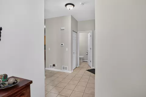 Entry Way - 140 Bay Dr, Itasca, IL 60143 photo 2 of 9