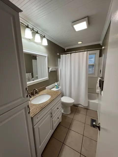 Bath - 5717 Dover Rd, Oak Forest, IL 60452 photo 1 of 2