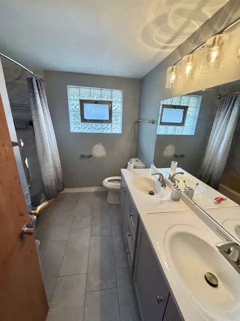 Bath - 10952 S Emerald Ave, Chicago, IL 60628 photo 1 of 3