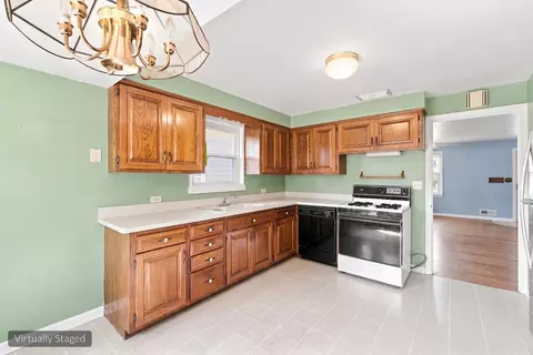 Kitchen - 121 S Commonwealth Ave, Elgin, IL 60123 photo 4 of 6