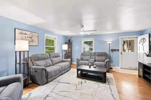 Living - 121 S Commonwealth Ave, Elgin, IL 60123 photo 3 of 6