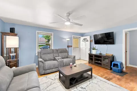 Living - 121 S Commonwealth Ave, Elgin, IL 60123 photo 5 of 6