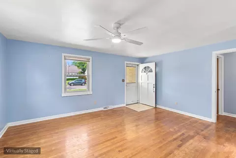 Living - 121 S Commonwealth Ave, Elgin, IL 60123 photo 6 of 6
