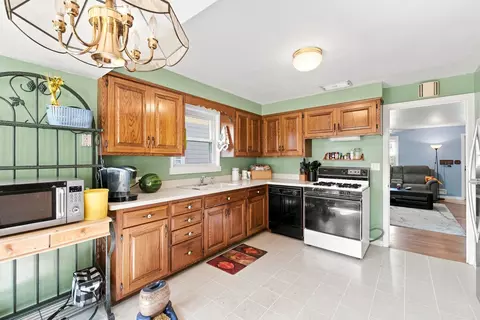 Kitchen - 121 S Commonwealth Ave, Elgin, IL 60123 photo 3 of 6