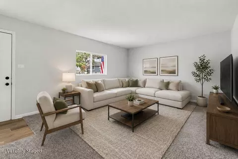 Living - 14601 Hamlin Ave, Midlothian, IL 60445 photo 4 of 5