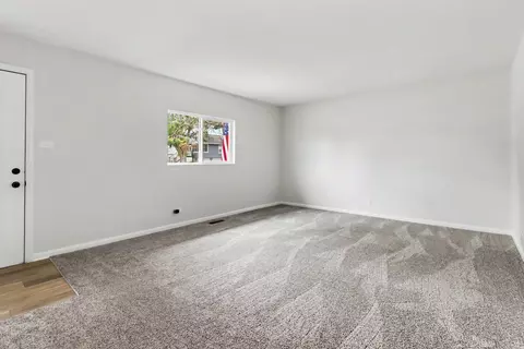 Living - 14601 Hamlin Ave, Midlothian, IL 60445 photo 2 of 5
