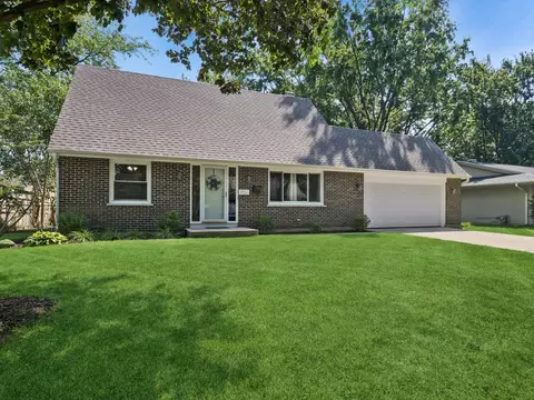 951 Denton Ct, Crystal Lake, IL 60014
