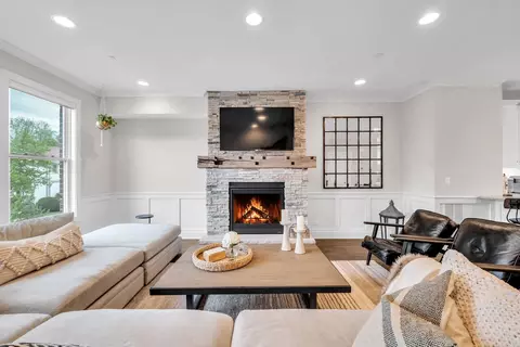 Living - 110 S Washington St, Wheaton, IL 60187 photo 3 of 8