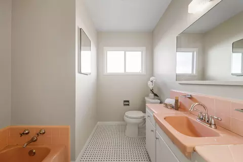 Bath - 914 W 5th St, Ontario, CA 91762 photo 3 of 4