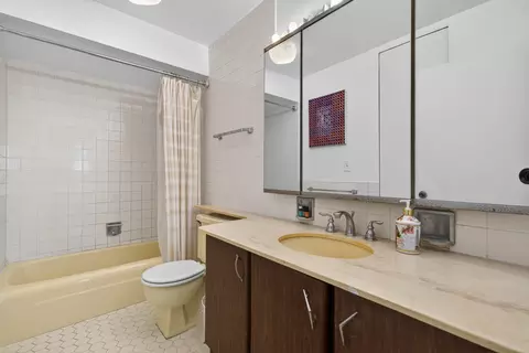 Bath - 5901 N Sheridan Rd #7G, Chicago, IL 60660 photo 1 of 1