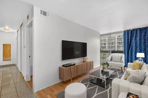 Living - 5901 N Sheridan Rd #7G, Chicago, IL 60660 photo 1 of 3
