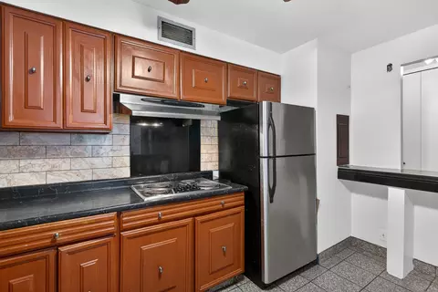 Kitchen - 5901 N Sheridan Rd #7G, Chicago, IL 60660 photo 3 of 3