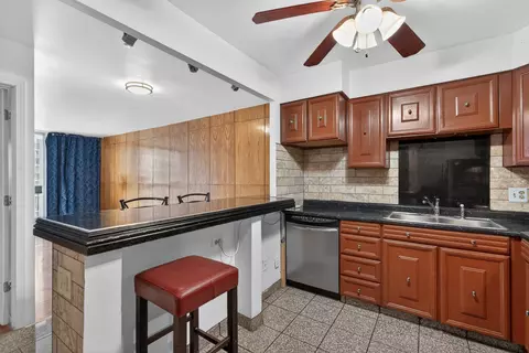 Kitchen - 5901 N Sheridan Rd #7G, Chicago, IL 60660 photo 2 of 3