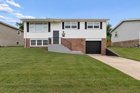8836 Oakwood Dr, Hickory Hills, IL 60457