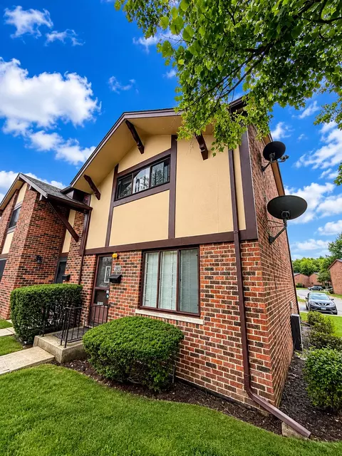 18 W123 Kirkland Ln, Villa Park, IL 60181