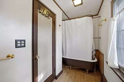 Bath - 41 Hamilton Ave, Elgin, IL 60123 photo 3 of 5