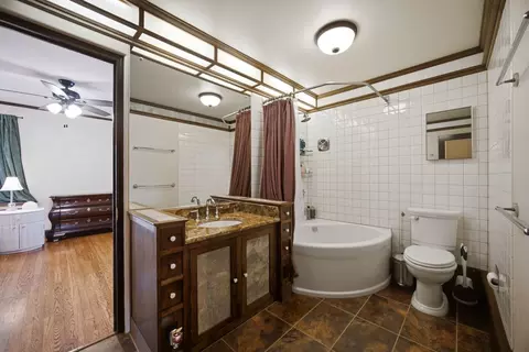 Bath - 41 Hamilton Ave, Elgin, IL 60123 photo 4 of 5