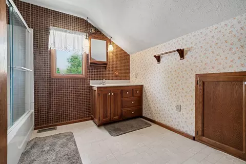 Bath - 204 Odell Rd, Dwight, IL 60420 photo 3 of 4