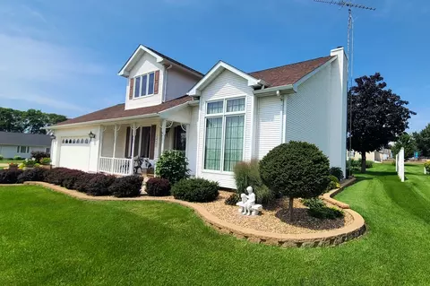 Exterior - 256 Cambridge Ct, Dixon, IL 61021 photo 2 of 13