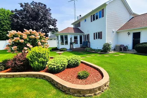 Exterior - 256 Cambridge Ct, Dixon, IL 61021 photo 11 of 13
