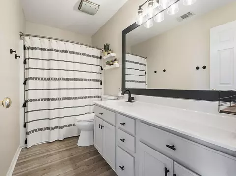Bath - 5222 Cobblers Xing, Mchenry, IL 60050 photo 2 of 2