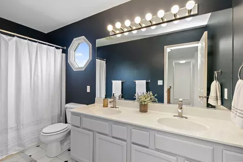 Bath - 123 Devonshire Dr, Dekalb, IL 60115 photo 2 of 4