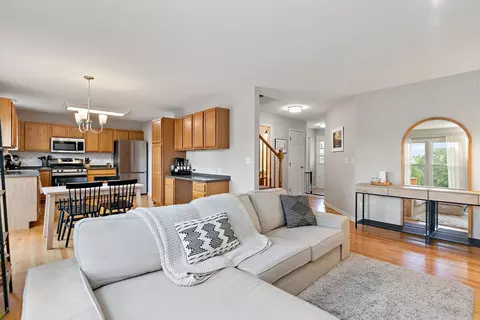 Living - 123 Devonshire Dr, Dekalb, IL 60115 photo 2 of 4