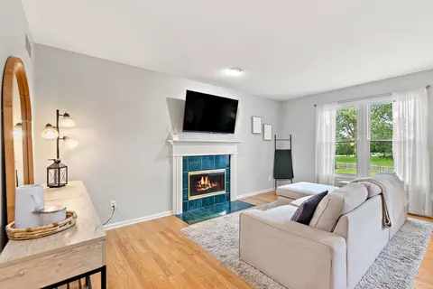 Living - 123 Devonshire Dr, Dekalb, IL 60115 photo 1 of 4