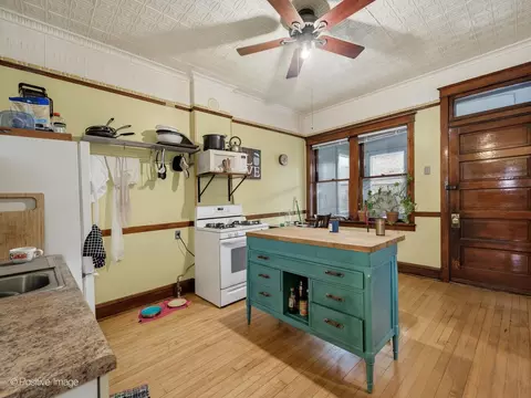Kitchen - 925 W 31st Pl, Chicago, IL 60608 photo 3 of 5