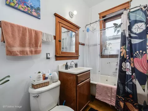 Bath - 925 W 31st Pl, Chicago, IL 60608 photo 3 of 3