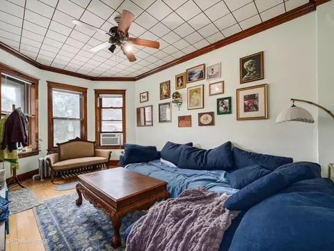 Living - 925 W 31st Pl, Chicago, IL 60608 photo 4 of 7