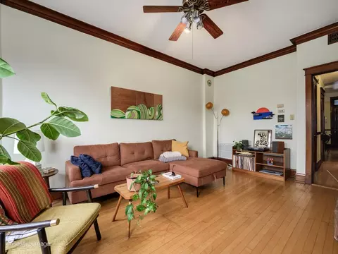 Living - 925 W 31st Pl, Chicago, IL 60608 photo 2 of 7