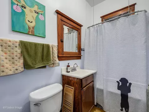 Bath - 925 W 31st Pl, Chicago, IL 60608 photo 2 of 3