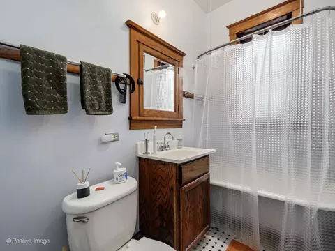 Bath - 925 W 31st Pl, Chicago, IL 60608 photo 1 of 3