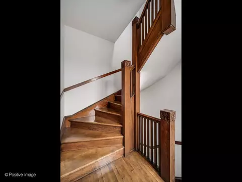 Entry Way - 925 W 31st Pl, Chicago, IL 60608 photo 2 of 3