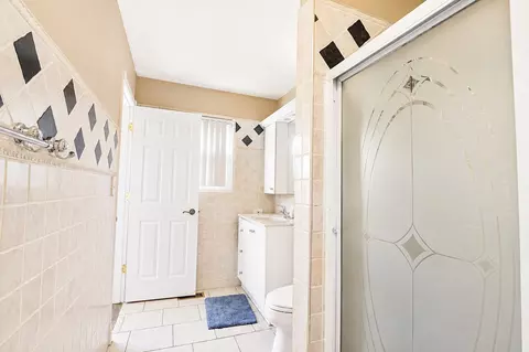 Bath - 1348 Inverness Dr, Elgin, IL 60120 photo 2 of 3