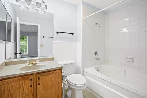 Bath - 689 Bent Ridge Ln, Elgin, IL 60120 photo 1 of 2
