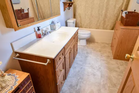 Bath - 103 S 4th St, Chatsworth, IL 60921 photo 2 of 6