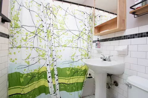 Bath - 4538 W Wellington Ave, Chicago, IL 60641 photo 2 of 2