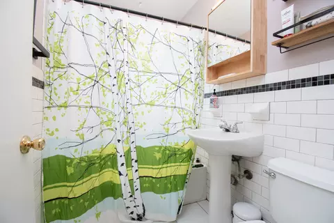 Bath - 4538 W Wellington Ave, Chicago, IL 60641 photo 1 of 2