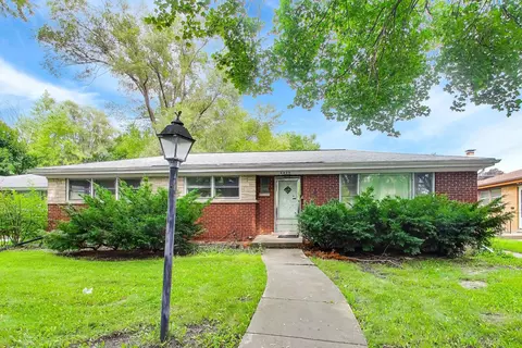 8425 Lawndale Ave, Skokie, IL 60076
