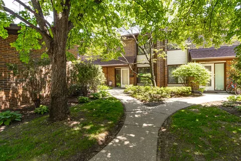 1071 Deerfield Pl, Highland Park, IL 60035