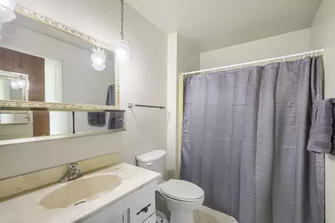 Bath - 98 Brookside Dr, Elgin, IL 60123 photo 1 of 2