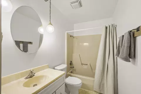 Bath - 98 Brookside Dr, Elgin, IL 60123 photo 2 of 2